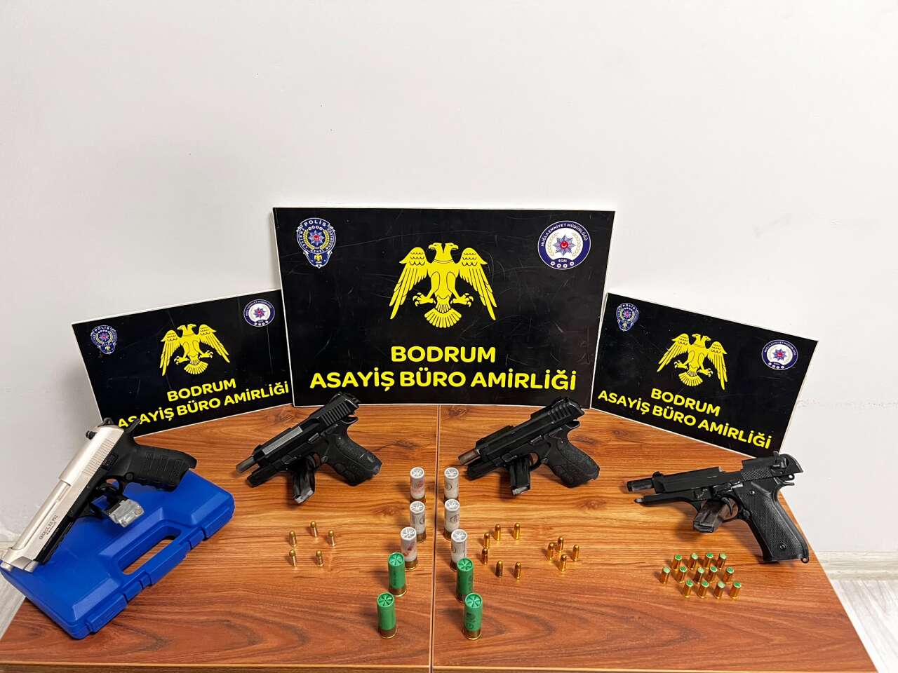 Bodrum’da Polis Denetimlerinde Çok Sayıda Silah Ele Geçirildi: 2 Tutuklama 1
